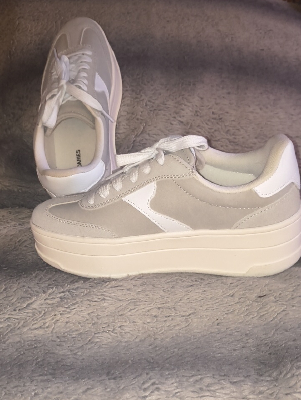 NO BOUNDARIES Platform Lace-Up Sneakers in Light Gray and White